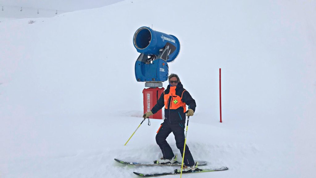 Jean-Eric Salet, nivoculteur, devant un canon à neige à Orcières. 