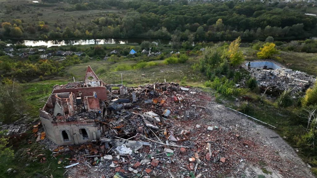 En plus d'avoir causé la mort de plusieurs dizaines de milliers de personnes, la guerre en Ukraine impacte fortement la nature. // PHOTO : AFP