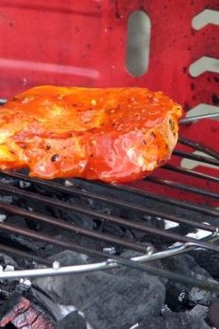 La viande ne doit être mise sur le barbecue que lorsque les braises sont bien rouges et la viande ne doit pas devenir noire.