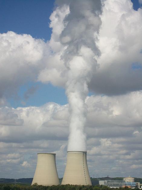 Une centrale nucléaire émet une grande quantité de vapeur d'eau. © Natura Sciences