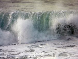 vagues La première centrale au monde capable de convertir l'énergie potentielle des marées en énergie électrique a vu le jour en 1967, sur la Rance, en France.