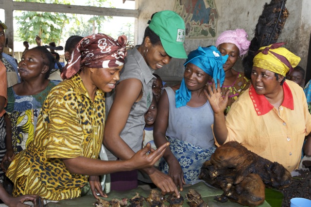 Sur le marché de Basankusu, RDC, Geneviève, Casquette verte, avec des vendeuses de viande de brousse.