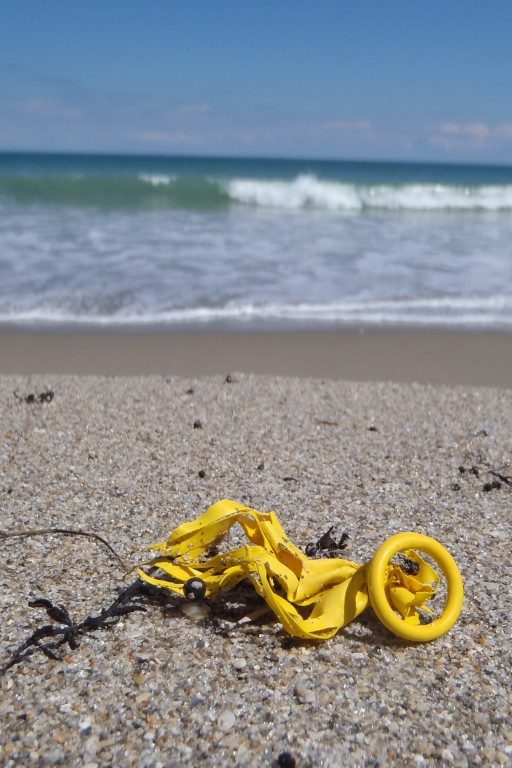 fragments ballons plage