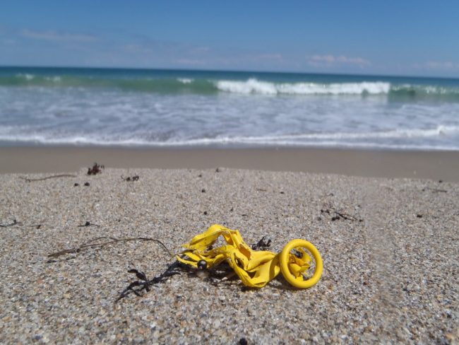 fragments ballons plage