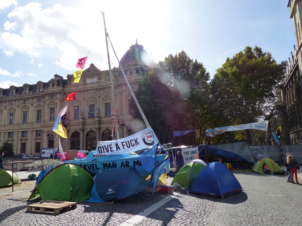 extinction rebellion pont au change