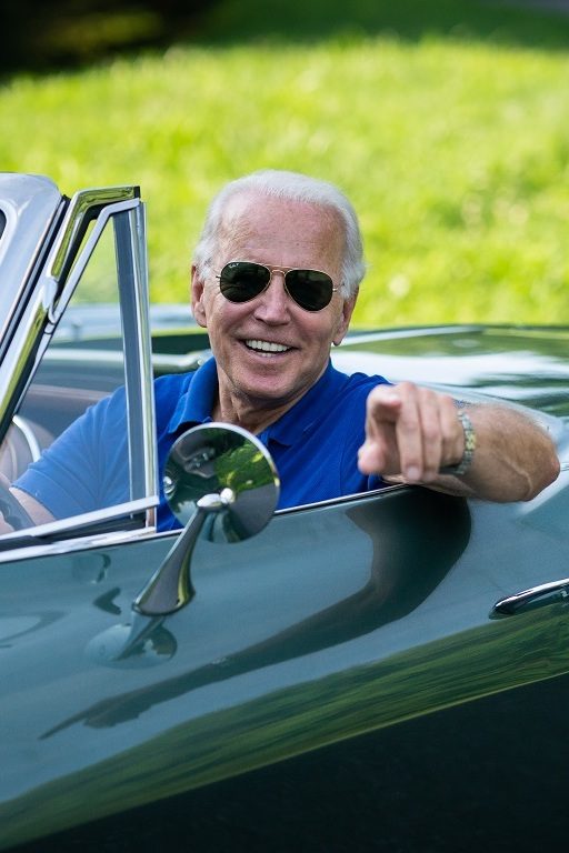 Joe Biden a un programme pour l'environnement. Joe Biden ici au volant d'une voiture Corvette Stingray 1967
