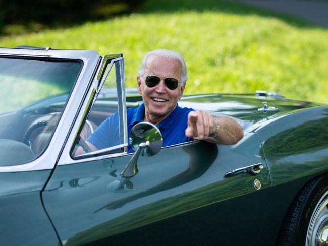 Joe Biden a un programme pour l'environnement. Joe Biden ici au volant d'une voiture Corvette Stingray 1967