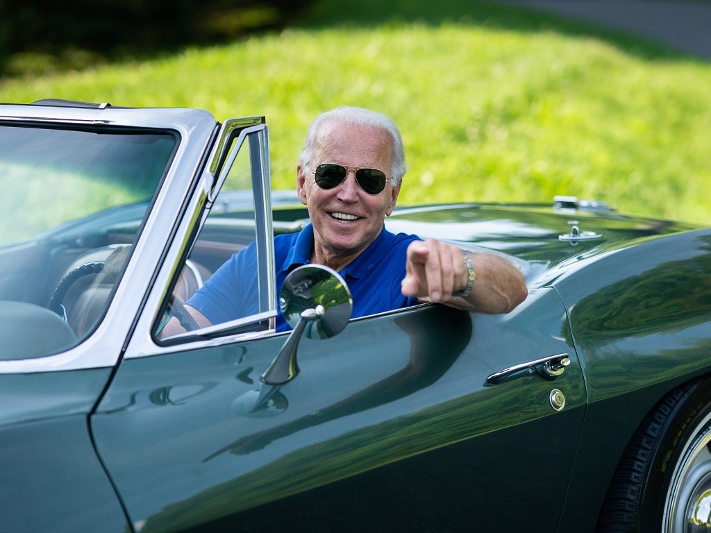 Joe Biden a un programme pour l'environnement. Joe Biden ici au volant d'une voiture Corvette Stingray 1967