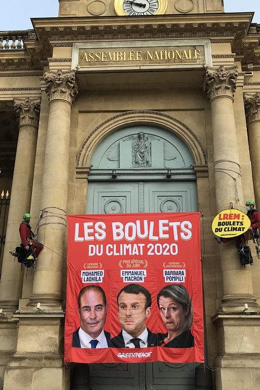 Greenpeace décerne les prix des boulets du climat devant l'Assemblée nationale