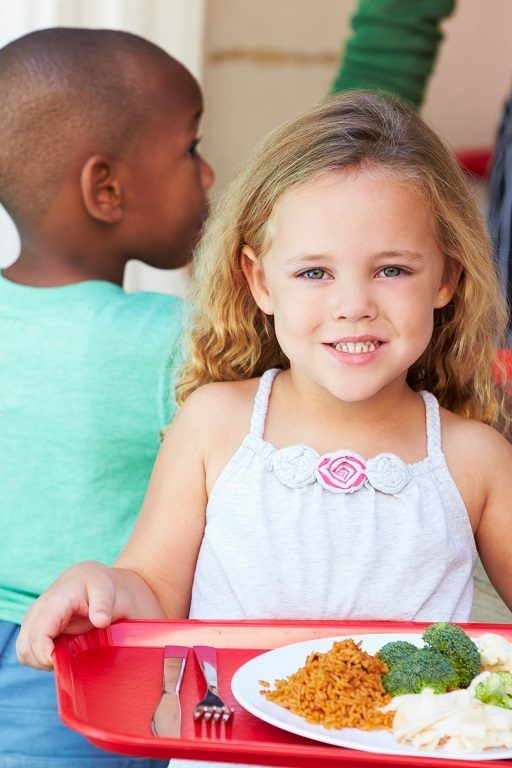 Dans les écoles de Lyon, les enfants auront des menus sans viande durant la crise sanitaire. C'est le seul moyen que la mairie a trouvé pour servir 29.000 repas par jour aux écoliers.