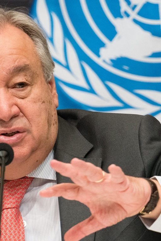 Le secrétaire général des Nations Unies António Guterres parle au micro de l'ONU. Il dit que l'économie mondiale doit changer pour limiter le réchauffement climatique.