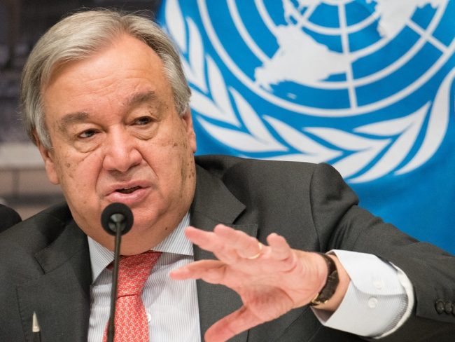 Le secrétaire général des Nations Unies António Guterres parle au micro de l'ONU. Il dit que l'économie mondiale doit changer pour limiter le réchauffement climatique.