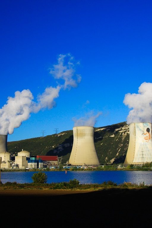 La centrale nucléaire de Cruas en Ardèche devrait pouvoir continuer de tourner a minima jusqu'à ses 50 ans. Les opposants au nucléaire ne comprennent pas cette décision.