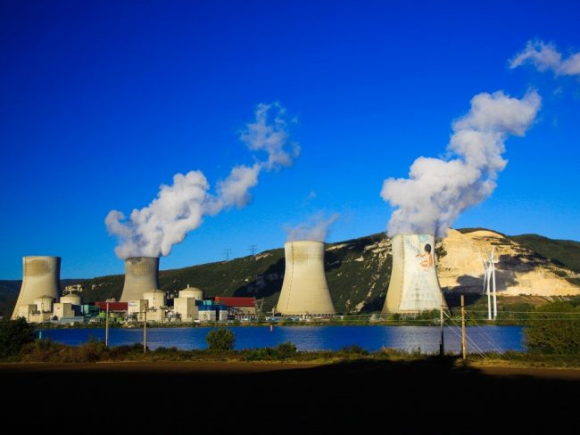 La centrale nucléaire de Cruas en Ardèche devrait pouvoir continuer de tourner a minima jusqu'à ses 50 ans. Les opposants au nucléaire ne comprennent pas cette décision.