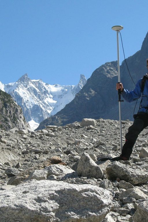 Etienne Gauthier mesure le recul des glaciers sur le terrain pour la cartographie mondiale