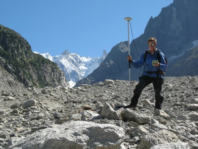 Etienne Gauthier mesure le recul des glaciers sur le terrain pour la cartographie mondiale
