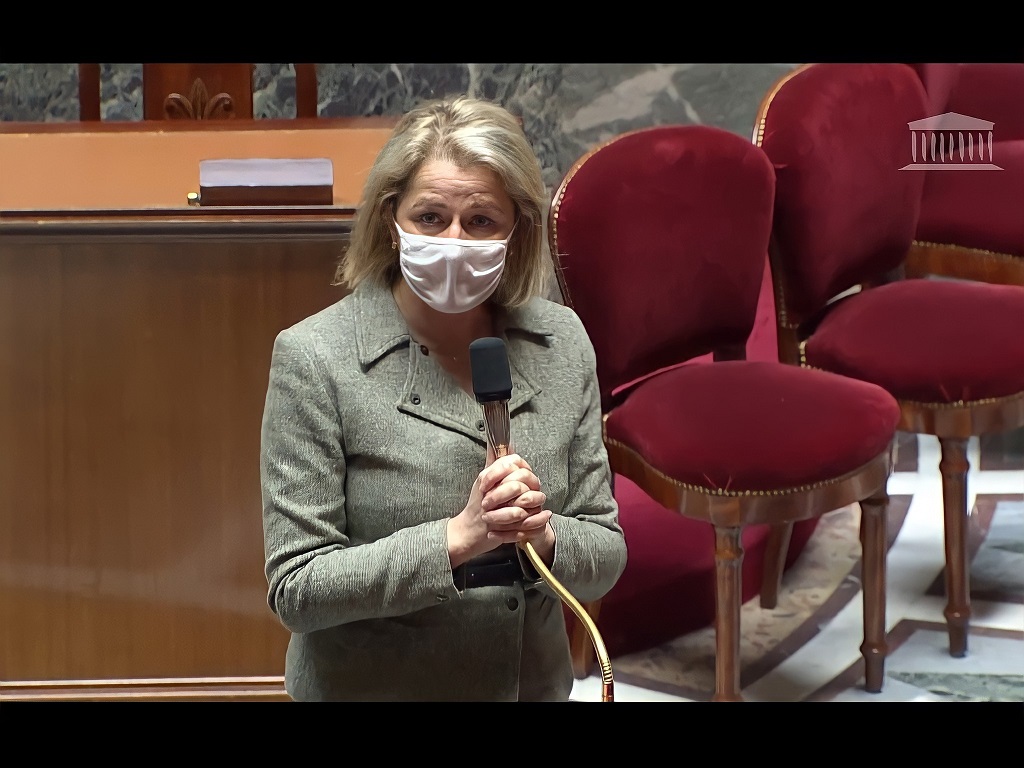 Barbara Pompili samedi à la fin de l'examen de la loi climat