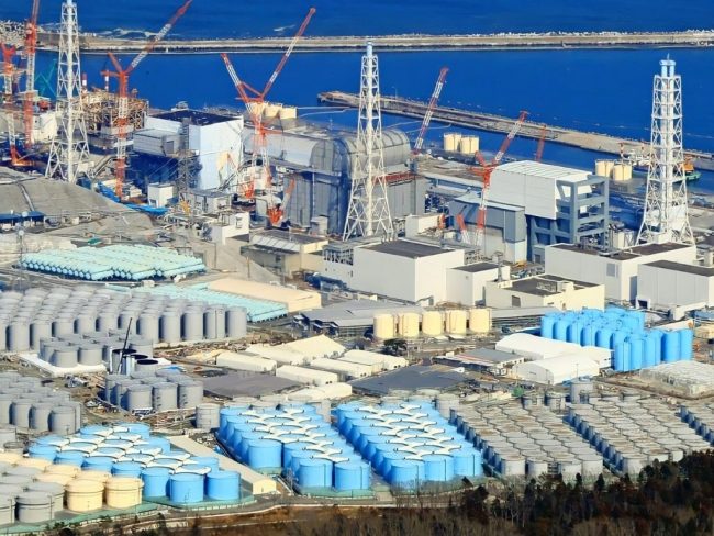 A Fukushima, l'eau radioactive s'accumule dans des citernes.