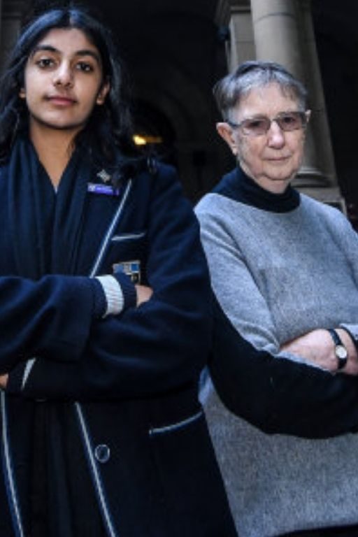 Anjali Sharman, activiste de 16 ans, et Brigid Arthur, 86 ans sont à l'origine d'une action en justice contre la ministre de l'Écologie Sussan Ley. Aujourd'hui, elles obtiennent gain de cause. // PHOTO : Justin MCMANUS