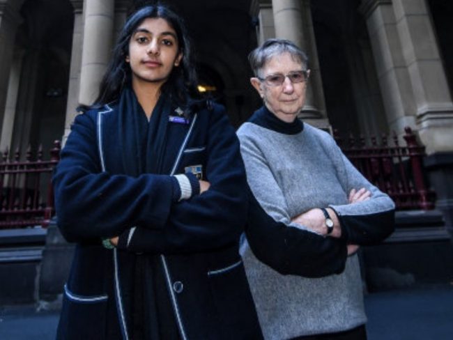 Anjali Sharman, activiste de 16 ans, et Brigid Arthur, 86 ans sont à l'origine d'une action en justice contre la ministre de l'Écologie Sussan Ley. Aujourd'hui, elles obtiennent gain de cause. // PHOTO : Justin MCMANUS