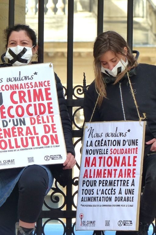 loi climat militants Extinction Rebellion enchaînés