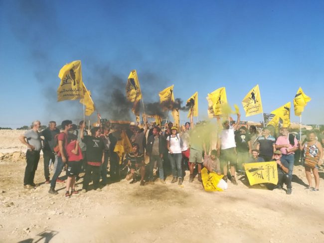 La Confédération paysanne manifeste contre l'installation de bassins d'eau