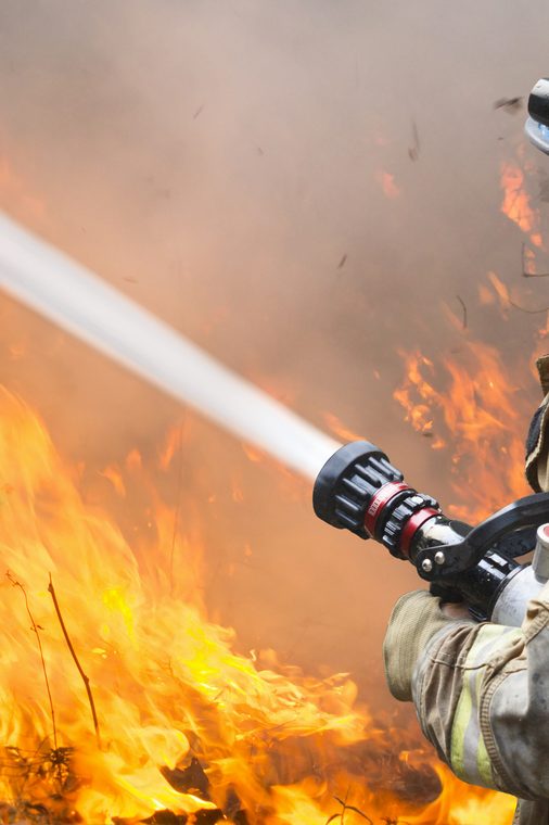 Un pompier éteint un feu de forêt