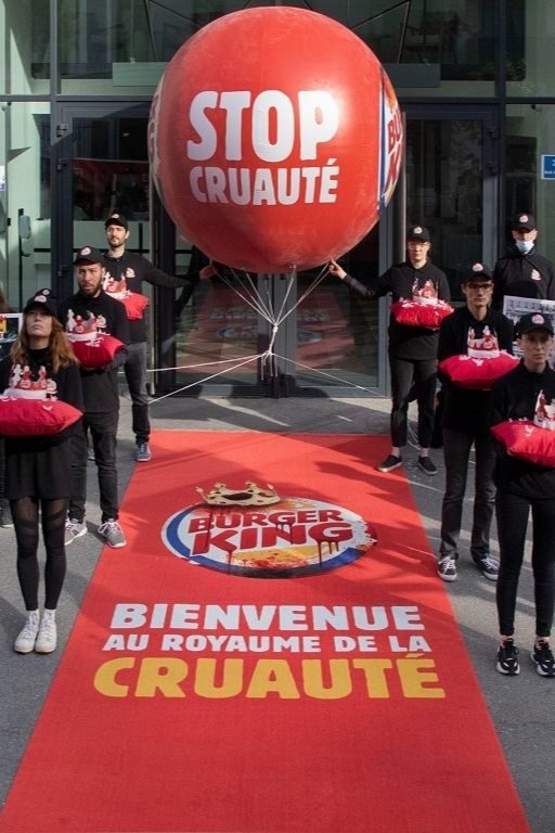 Campagne L214 devant le siège de Burger King Drance