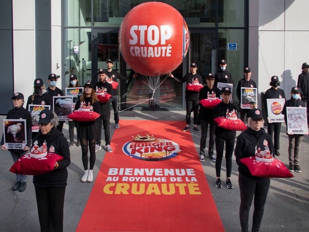 Campagne L214 devant le siège de Burger King Drance