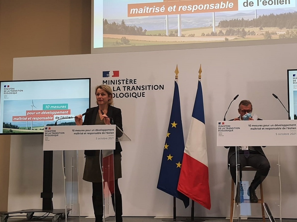 Barbara Pompili annonce un plan pour développer les éoliennes en dépit des critiques