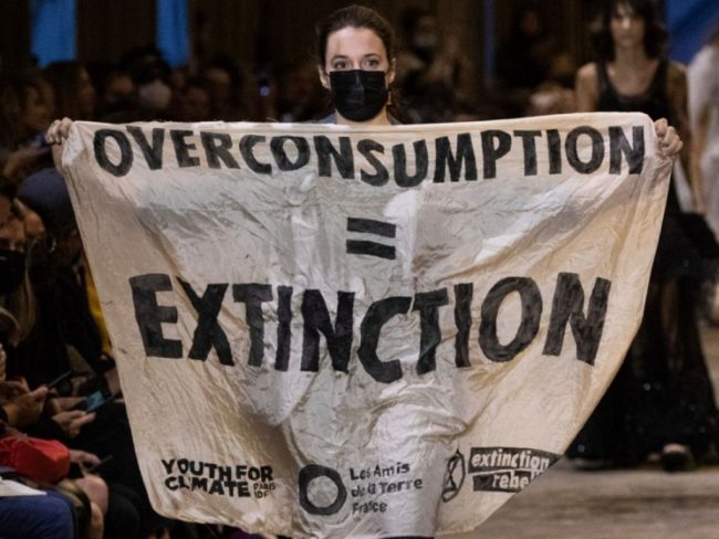 Les militants écologistes s'emparent de la Fashion Week à Paris