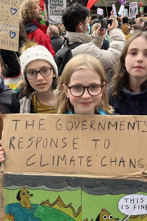 Les enfants manifestent aussi contre la crise climatique à Glasgow