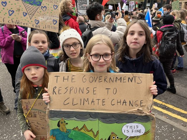 Les enfants manifestent aussi contre la crise climatique à Glasgow