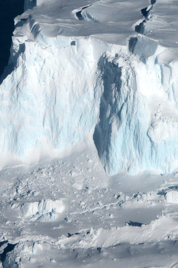 En Antarctique, le "glacier de l’Apocalypse" se fissure et menace le continent