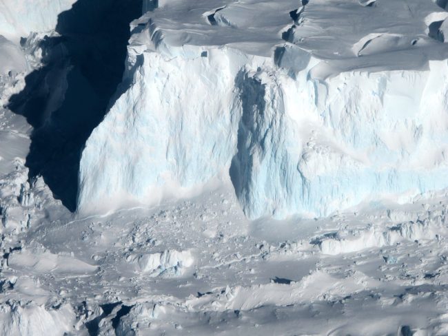 En Antarctique, le "glacier de l’Apocalypse" se fissure et menace le continent