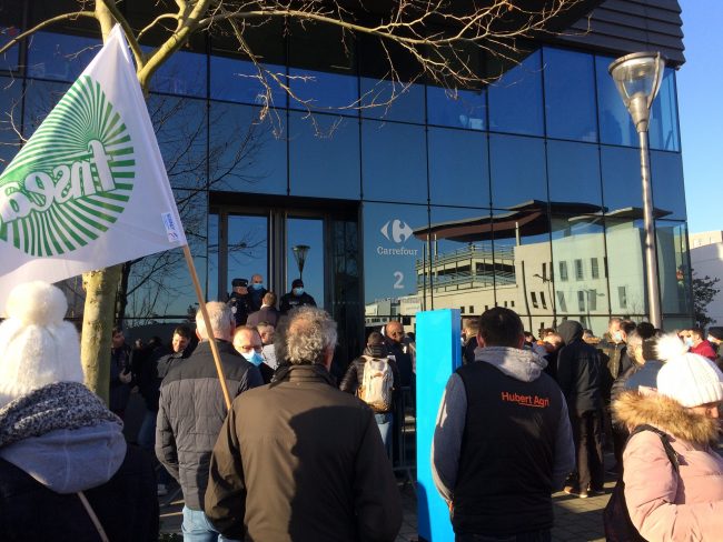 Mobilisation des producteurs devant le siège de Carrefour France.