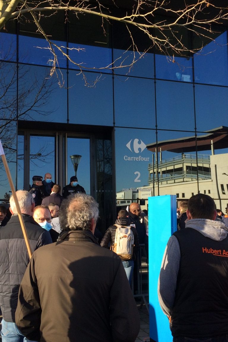 Mobilisation des producteurs devant le siège de Carrefour France.