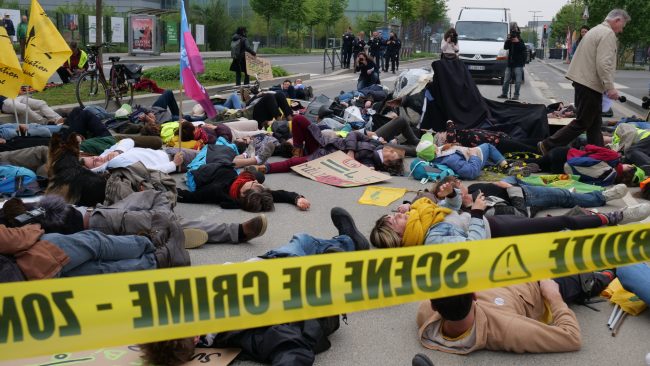 Mardi 27 avril, une centaine de militants ont manifesté contre la construction de la ligne de métro 18 du Grand Paris qui prévoit de traverser le plateau de Saclay. / Photo : Natura Sciences // Cécile Marchand Ménard.