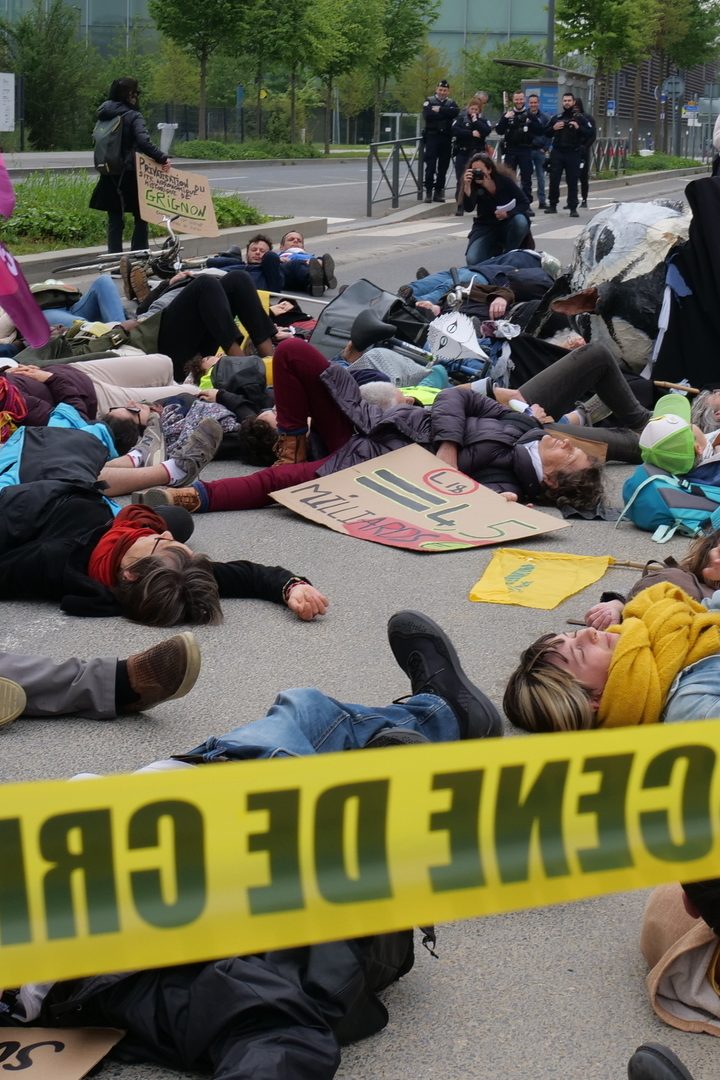 Mardi 27 avril, une centaine de militants ont manifesté contre la construction de la ligne de métro 18 du Grand Paris qui prévoit de traverser le plateau de Saclay. / Photo : Natura Sciences // Cécile Marchand Ménard.