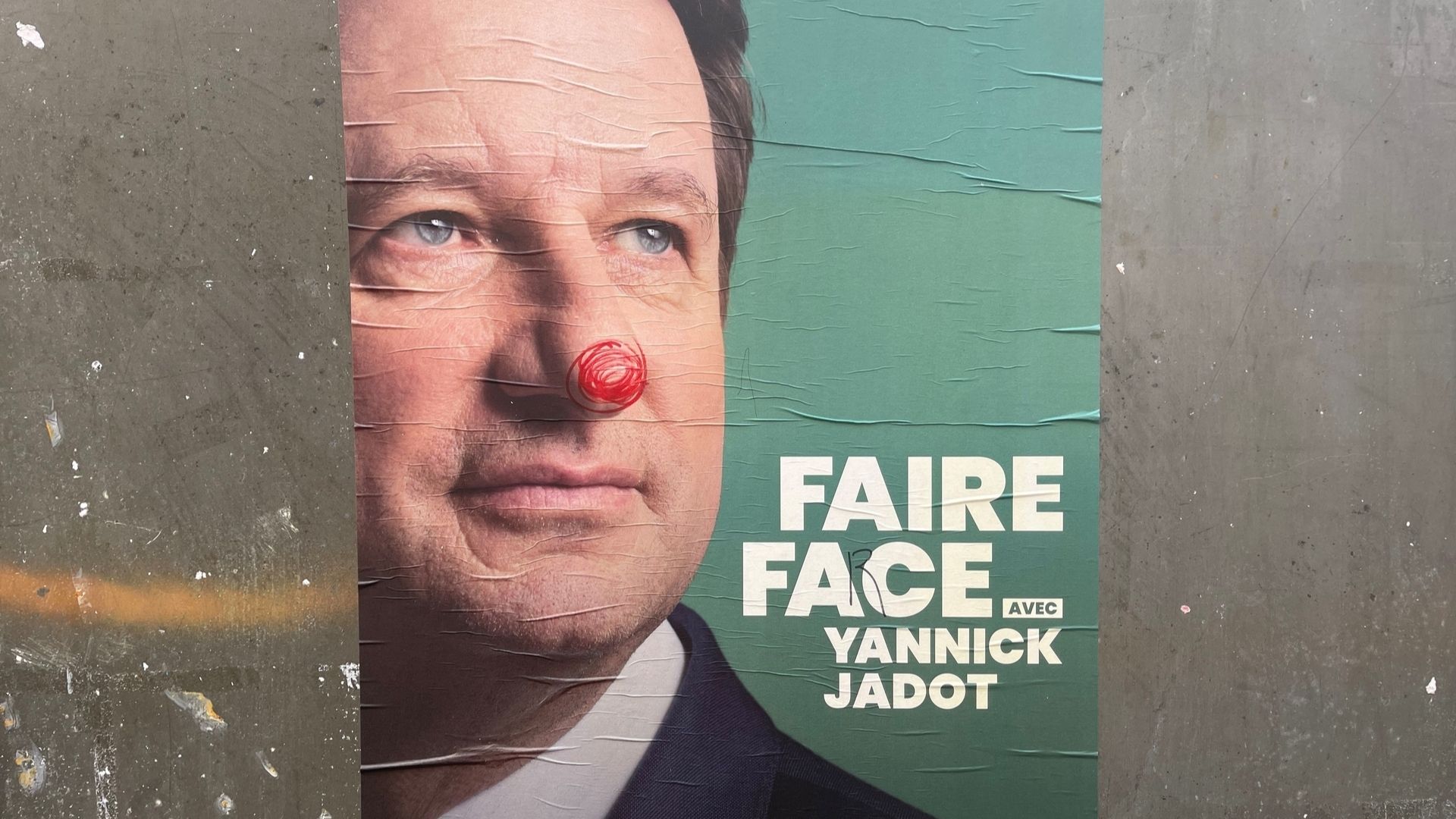 jadot gifle pour l'élécologie en clown