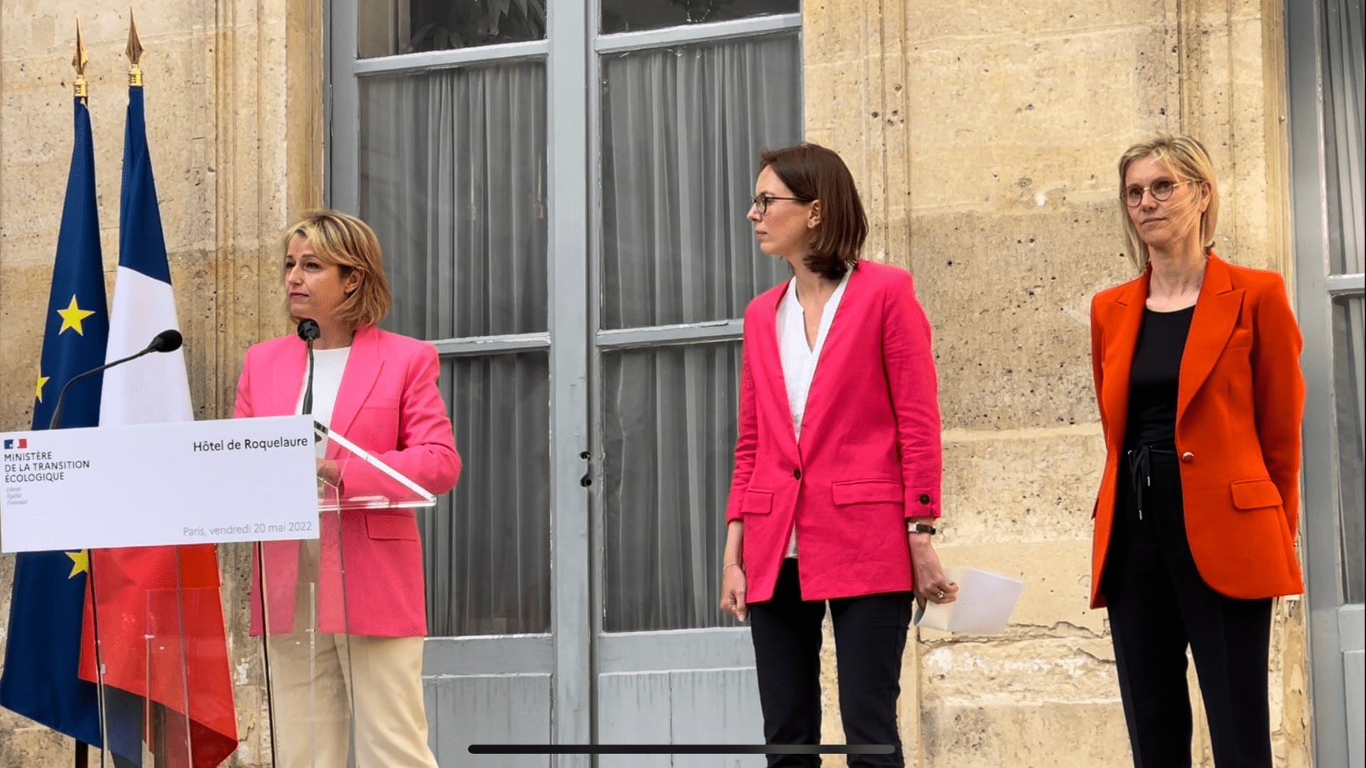 De gauche à droite : Barbara Pomili, Amélie de Montchalin et Agnès Pannier-Runacher lors de la passation de pouvoir.
