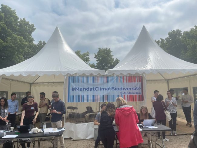 Devant l'Assemblée nationale, des scientifiques proposent des formations sur les enjeux climatiques aux députés. // PHOTO : Léo Sanmarty