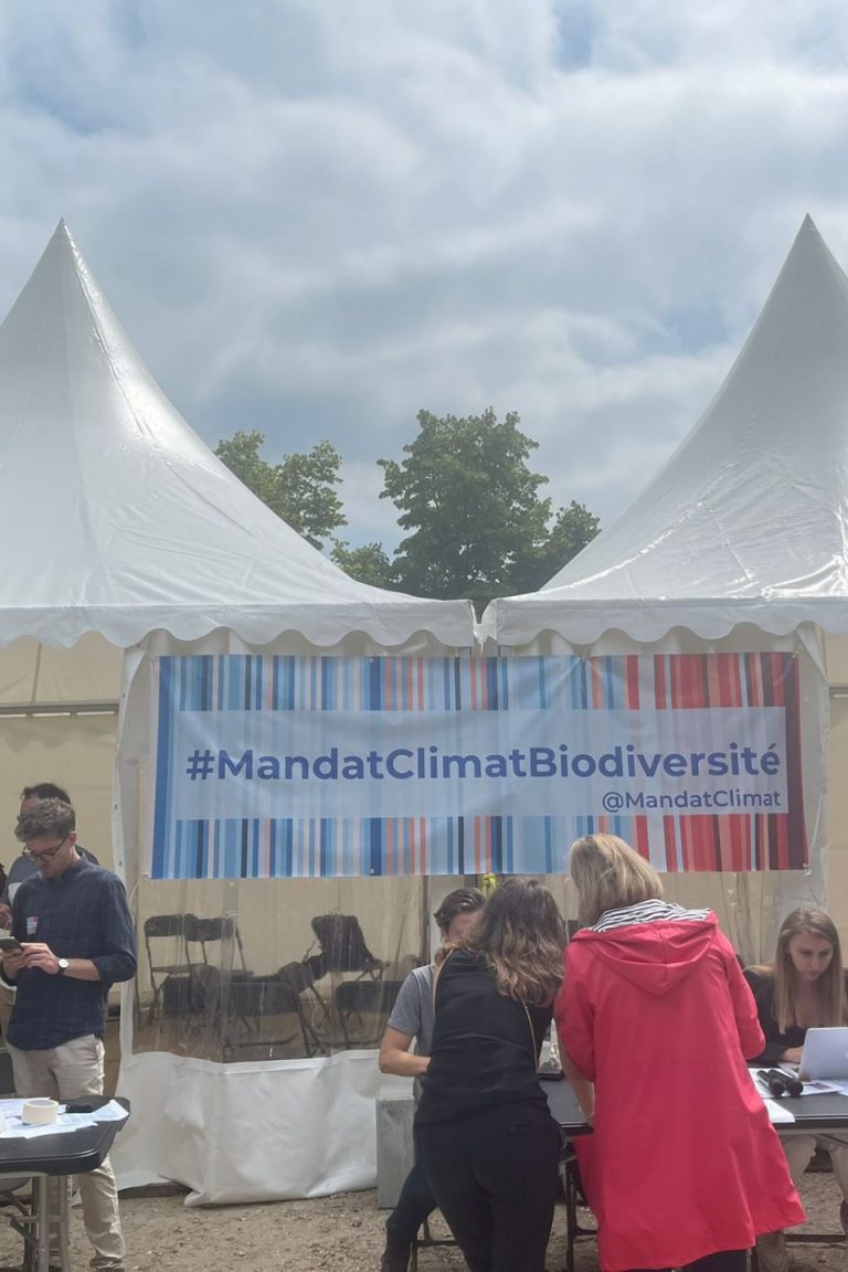 Devant l'Assemblée nationale, des scientifiques proposent des formations sur les enjeux climatiques aux députés. // PHOTO : Léo Sanmarty