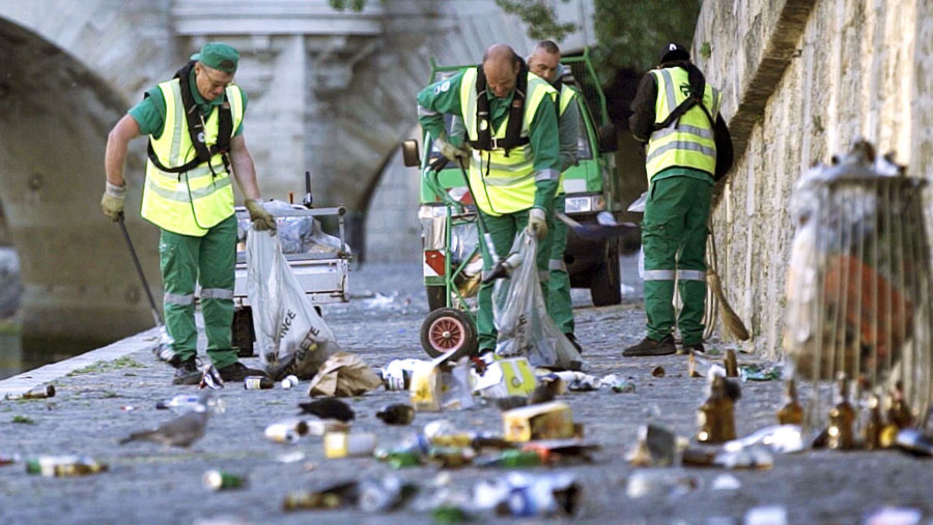 Le documentaire "Des ordures et des hommes" rend hommage aux éboueurs de la fonctionnelle, brigade spéciale d'éboueurs de la Ville de Paris. // PHOTO : "Des ordures et des hommes"