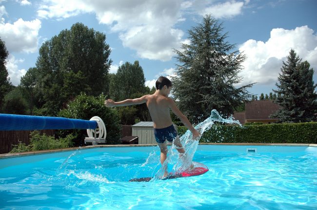 Les piscines privées ont-elles un impact sur l'environnement ? // PHOTO : Adobe Stock