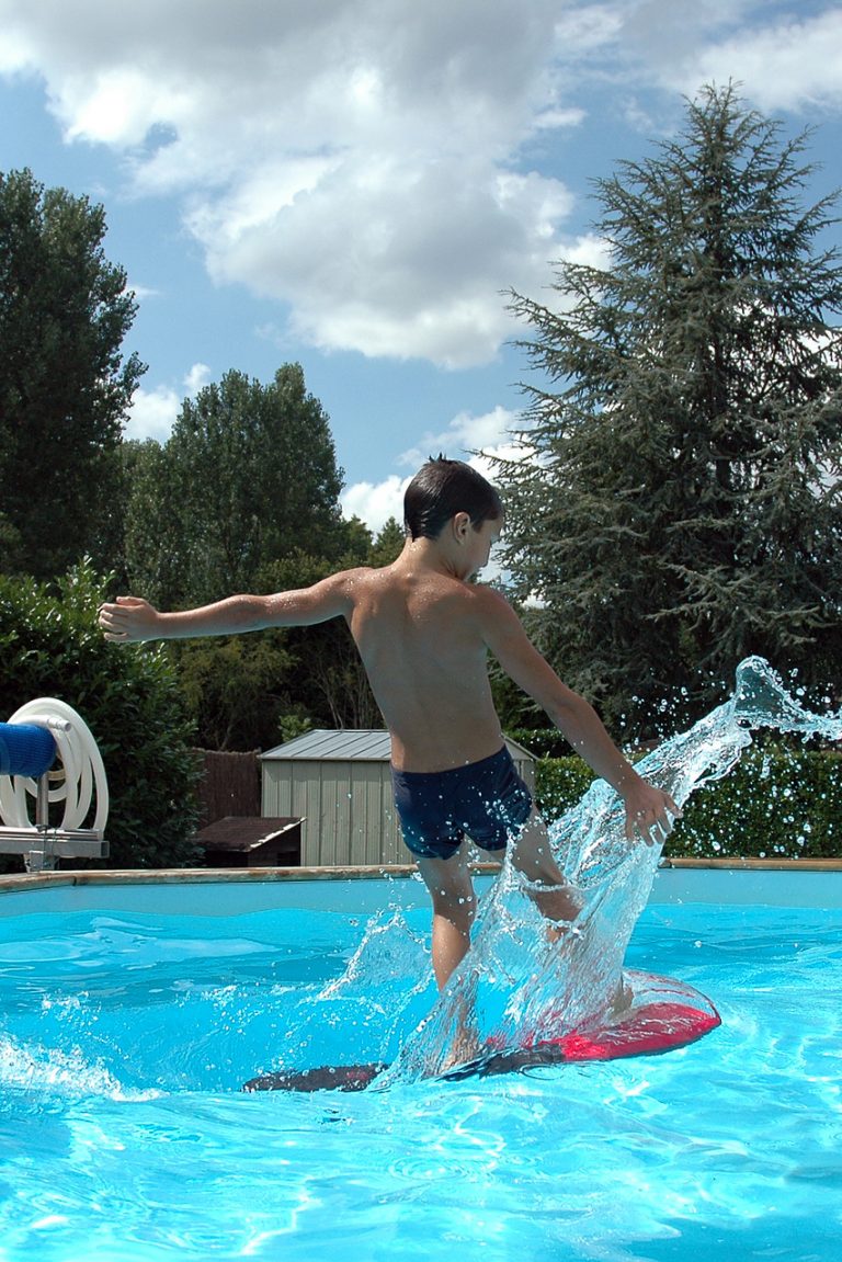Les piscines privées ont-elles un impact sur l'environnement ? // PHOTO : Adobe Stock