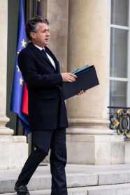 Christophe Béchu sort du conseil des ministres