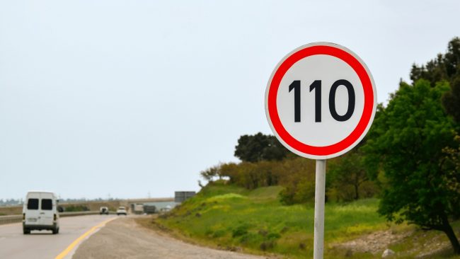 Panneau de limitation de la vitesse à 110km/h