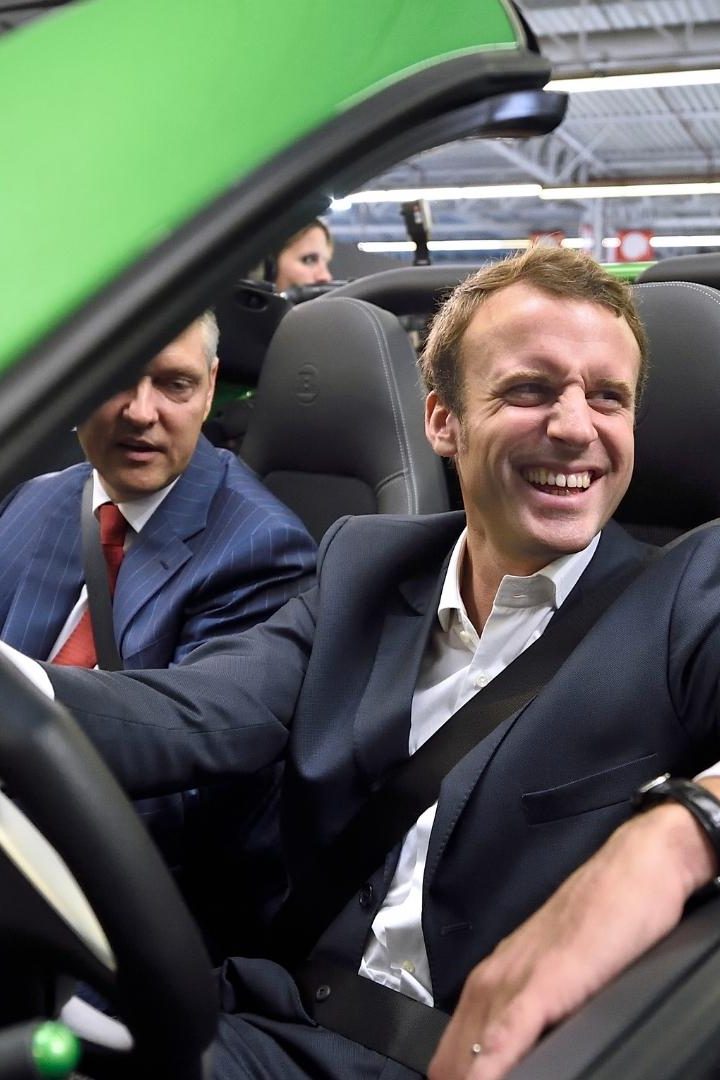 Emmanuel Macron annonce la revalorisation du bonus écologique pour l'achat d'une voiture électrique.