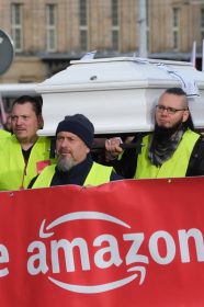 Les associations considèrent que le modèle économique d'Amazon est une aberration écologique. Ils protestent pour faire payer l'entreprise américaine. // PHOTO : Sebastian Willnow / AFP